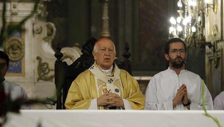 Piden salida del cardenal Ezzati tras caso de violación en la Catedral de Santiago