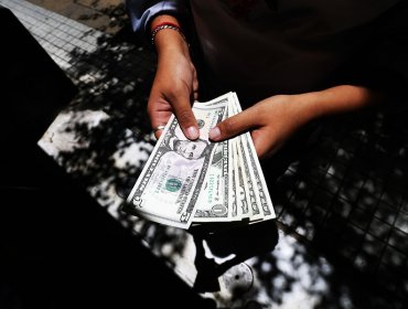 El dólar cerró sin variación, a la espera de un acuerdo entre Estados Unidos y China