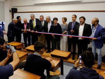 Inauguran sala remodelada por ex alumnos en el Instituto Nacional