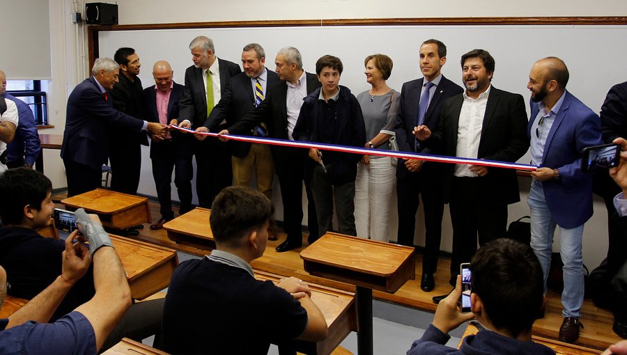 Inauguran sala remodelada por ex alumnos en el Instituto Nacional
