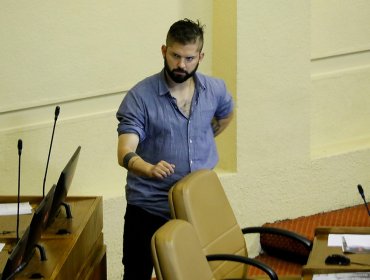 Gabriel Boric se queda sin un 5% de su dieta por posar con polera de Jaime Guzmán