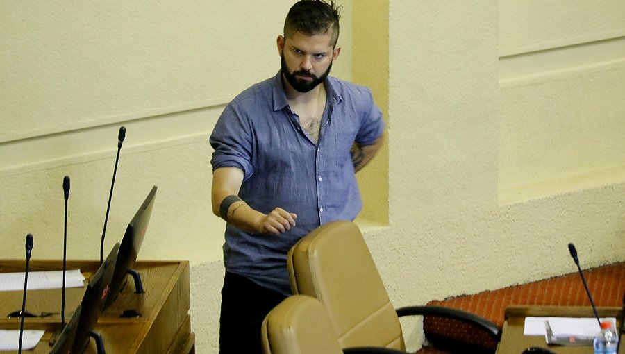 Gabriel Boric se queda sin un 5% de su dieta por posar con polera de Jaime Guzmán