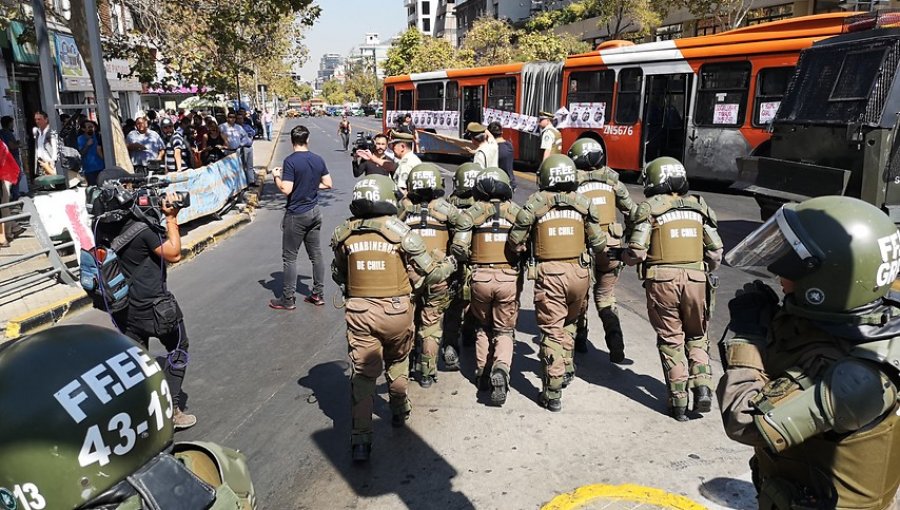 Detienen a manifestantes que atravesaron un bus para exigir mejoras laborales