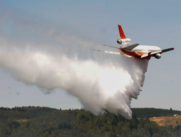 Avión 'Ten Tanker' combate incendio forestal de grandes proporciones en Placilla