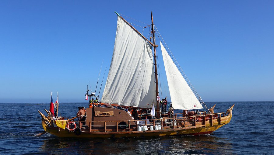 Embarcación tradicional de Rapa Nui llegó a Valparaíso en medio de larga travesía