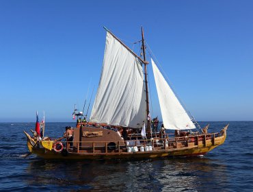 Embarcación tradicional de Rapa Nui llegó a Valparaíso en medio de larga travesía