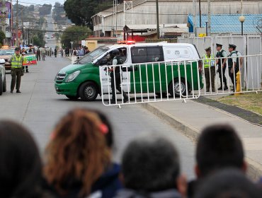 Agrupaciones feministas se manifiestan en Quintero tras femicidio en las afueras de colegio