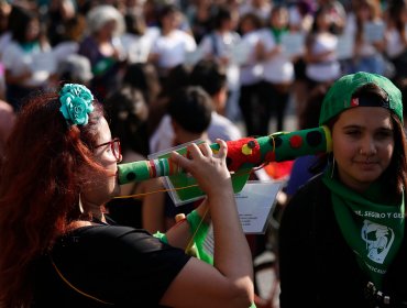 Miles de personas se congregaron en plaza Italia para dar inicio a marcha feminista