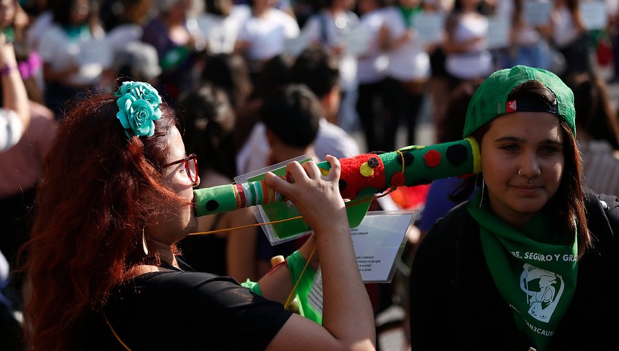 Miles de personas se congregaron en plaza Italia para dar inicio a marcha feminista