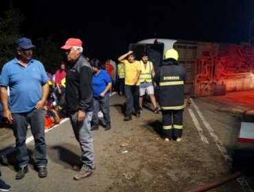 Al menos 30 lesionados en volcamiento de bus en la region de Los Ríos