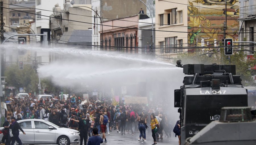 Grave fractura sufre estudiante de la Católica de Valparaíso tras actuar de Carabineros en marcha del 8M