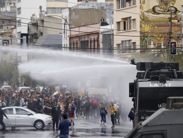 Grave fractura sufre estudiante de la Católica de Valparaíso tras actuar de Carabineros en marcha del 8M