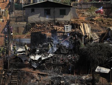 Incendio arrasa siete casas y deja más de 30 damnificados en Viña del Mar