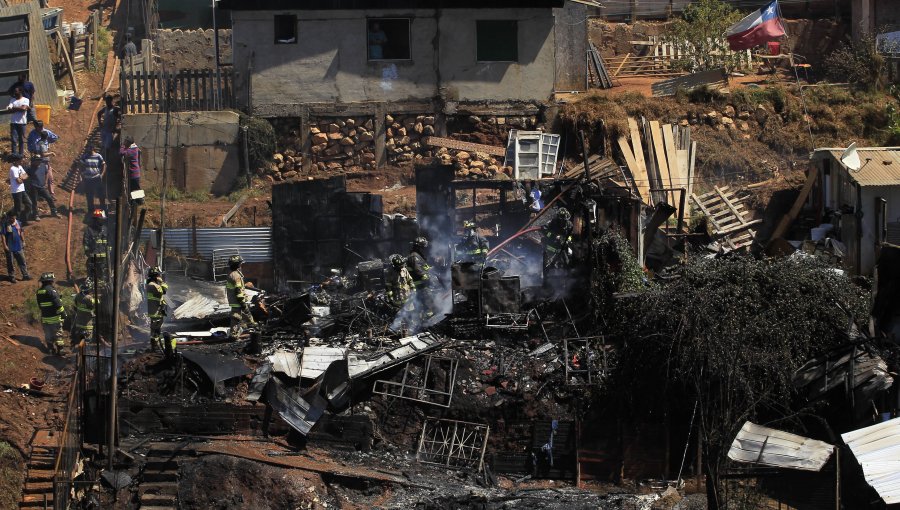 Incendio arrasa siete casas y deja más de 30 damnificados en Viña del Mar