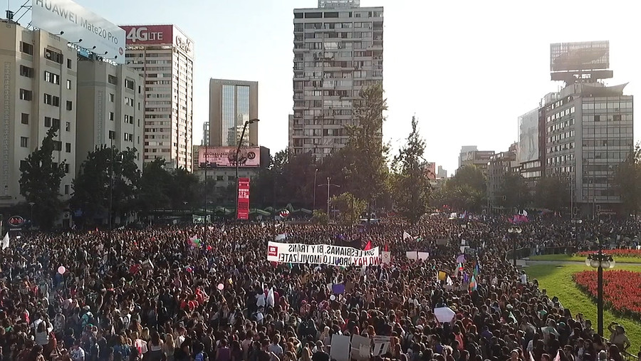 Sólo tres de cada 10 mujeres se considera "feminista" en Chile, según Cadem