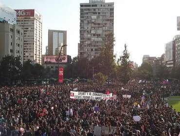 Sólo tres de cada 10 mujeres se considera "feminista" en Chile, según Cadem