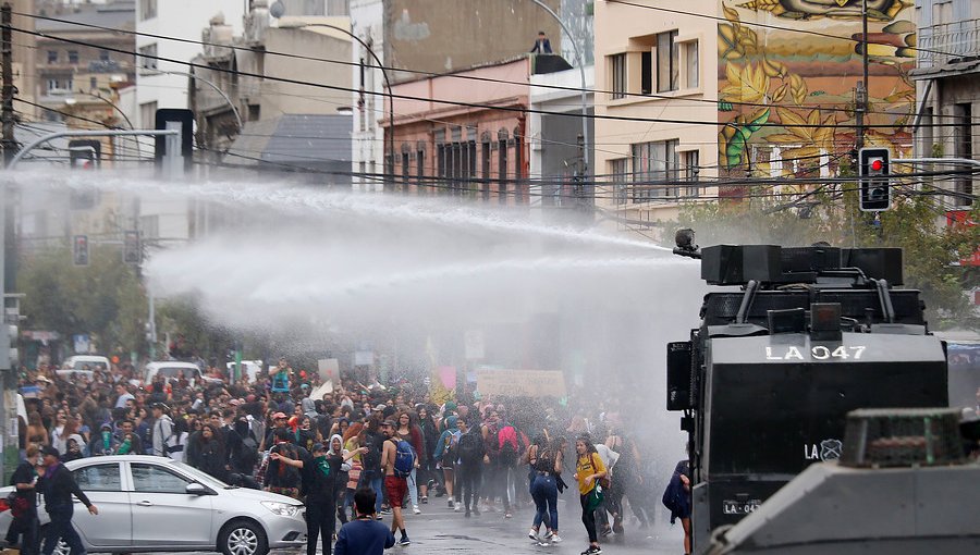 Carabineros desvinculó a uniformado que lesionó a universitaria durante marcha en Valparaíso