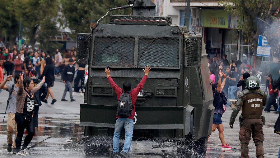 Carabinero fue suspendido tras violenta acción en marcha feminista de Valparaíso