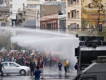 Carabineros desvinculó a uniformado que lesionó a universitaria durante marcha en Valparaíso