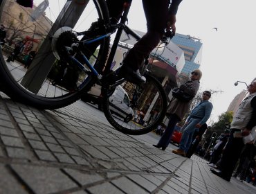 Denuncian que ciclista se masturbó frente a una mujer en Providencia