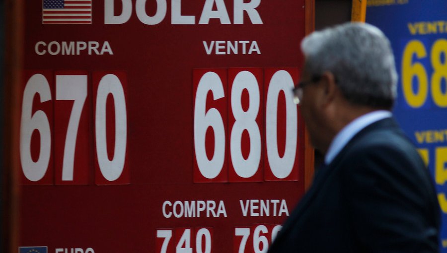 El dólar abrió el lunes a la baja, pero su cotización se mantuvo en $670