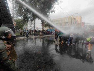 Joven lesionada por carro lanzaaguas en Valparaíso: “Ya sea con muletas, seguiré de pie"