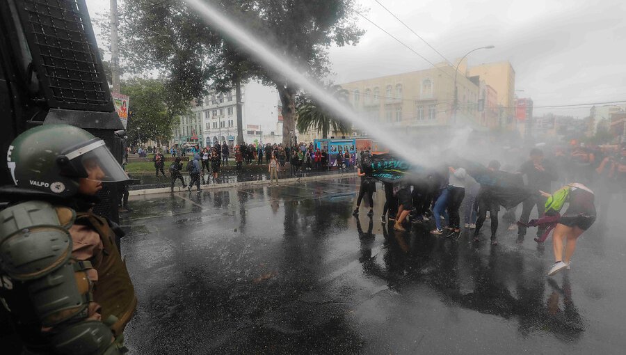 Joven lesionada por carro lanzaaguas en Valparaíso: “Ya sea con muletas, seguiré de pie"