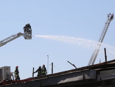 Incendio afecta a tres empresas de la comuna de Independencia en Santiago