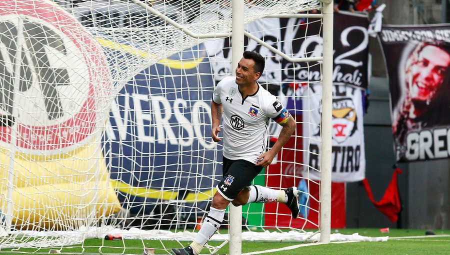 Esteban Paredes volvió a los entrenamientos en Colo-Colo