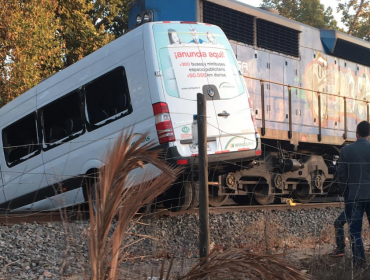 Accidente entre tren de carga y furgón con pasajeros dejó seis lesionados