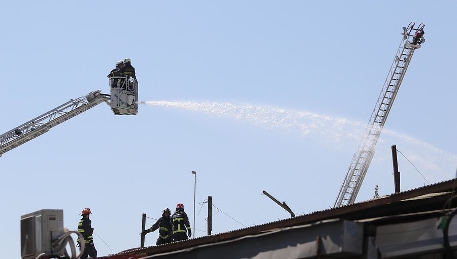 Incendio afecta a tres empresas de la comuna de Independencia en Santiago