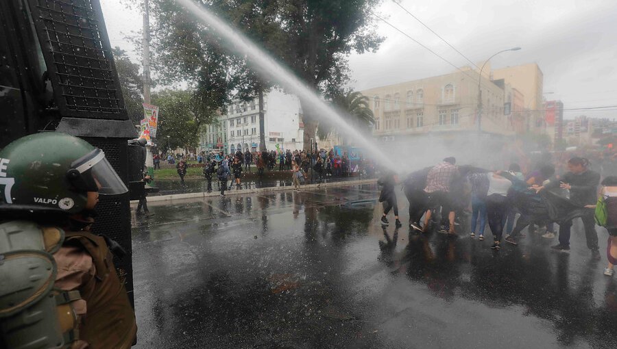 Instituto de DD.HH. presentará querella por universitaria lesionada por carro lanza agua durante marcha 8M