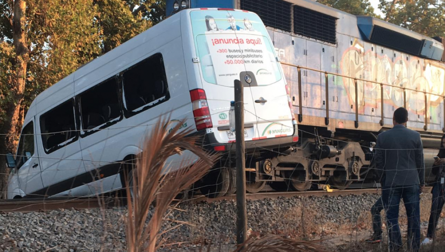 Accidente entre tren de carga y furgón con pasajeros dejó seis lesionados