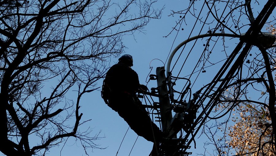 Choque de automóvil con poste origina masivo corte de energía eléctrica en Villa Alemana