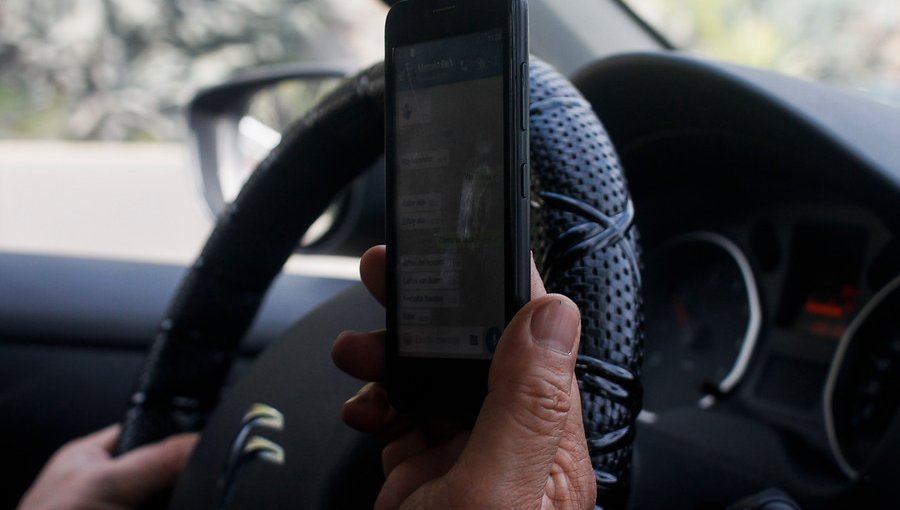 Cámara aprobó proyecto para sancionar a quienes usan el celular mientras conducen