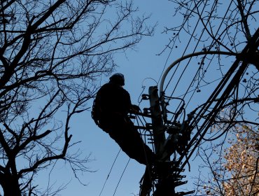 Choque de automóvil con poste origina masivo corte de energía eléctrica en Villa Alemana