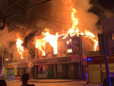 Incendio destruyó edificio con cinco locales comerciales en el centro de Viña del Mar