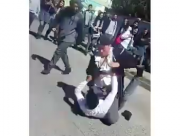 Publican video de brutal pelea entre escolares en las afueras de un liceo de Lebu