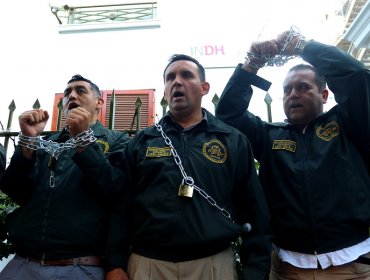 Gremio de gendarmes se encadenaron en el INDH exigiendo "no criminalizarlos"