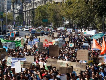 Miles de jóvenes participaron en marcha por el Cambio Climático en Santiago