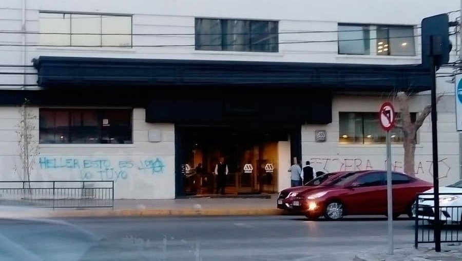 Hinchas de la "U" volvieron a pedir la salida de Carlos Heller del club