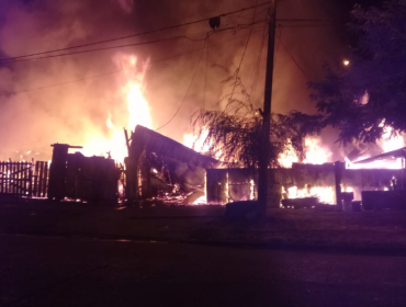 Incendio en Temuco destruyó cuatro casas y dejó a 21 personas damnificadas