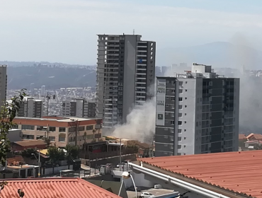 Viña del Mar: Incendio consumió una vivienda de dos pisos en el sector de Nueva Aurora