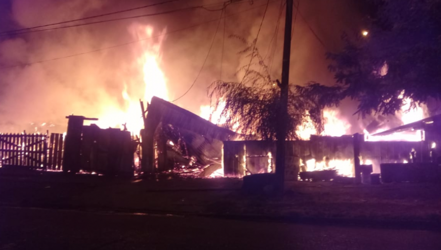 Incendio en Temuco destruyó cuatro casas y dejó a 21 personas damnificadas