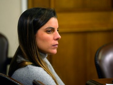 Gonzalo de la Carrera critica denuncia de Maite Orsini publicando fotos de la diputada en bikini