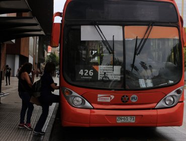 Metro de Santiago refuerza servicio de buses en la Alameda tras suspensión parcial en Línea 1