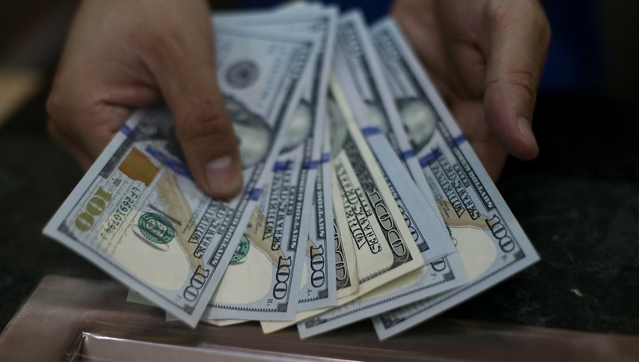 El precio del dólar inicia la semana a la baja y se aleja de los 670 pesos