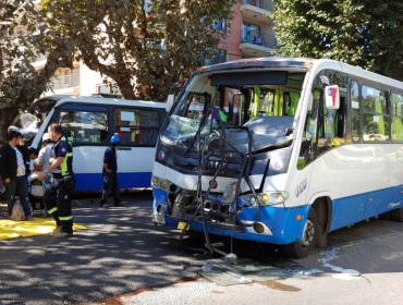 Accidente que involucró a dos microbuses dejó a 20 pasajeros lesionados en Viña del Mar