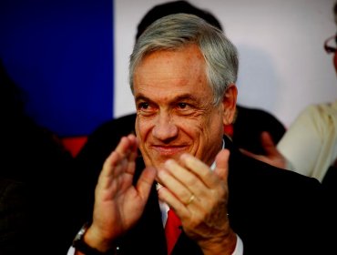 Autor de un cuadro del presidente Piñera en bikini acusa censura en Villa Alemana