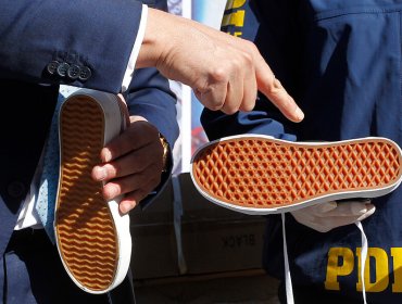 PDI incautó 7.683 pares de zapatillas falsas en el Barrio Meiggs en Santiago